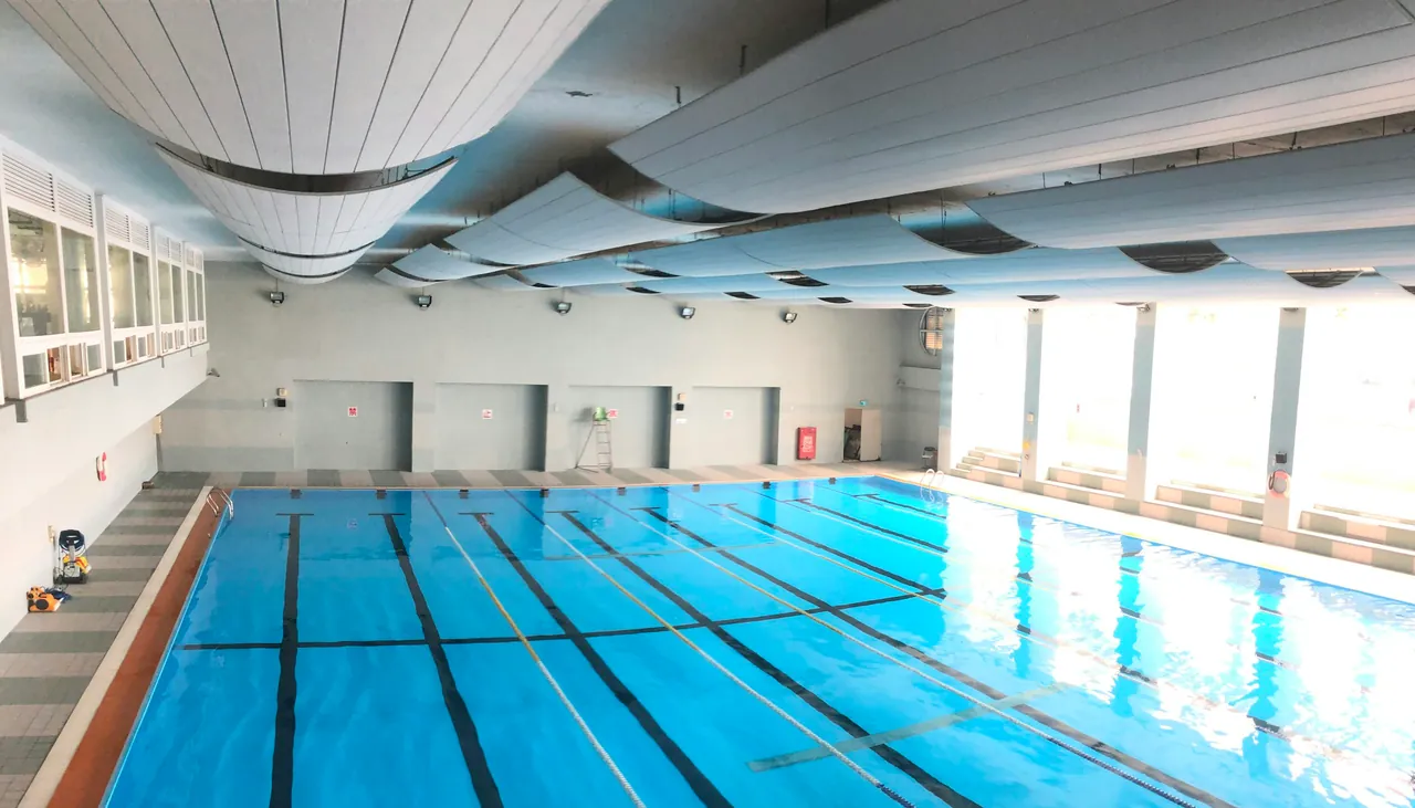 Kryta pływalnia sportowa z torami do pływania