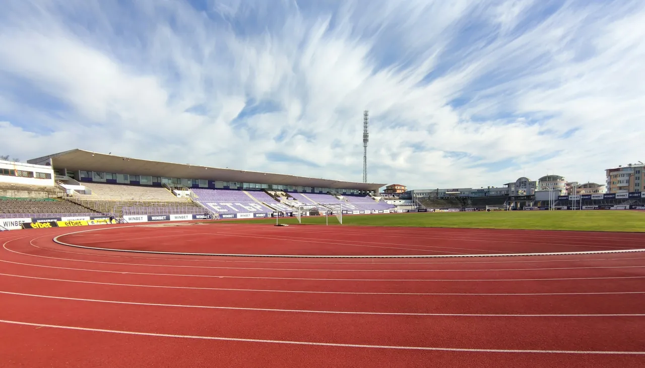 Stadion lekkoatletyczny z czerwoną bieżnią